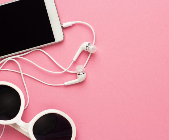 studio-shot-of-white-accessories-on-pink-back-7E4JTGC@2x